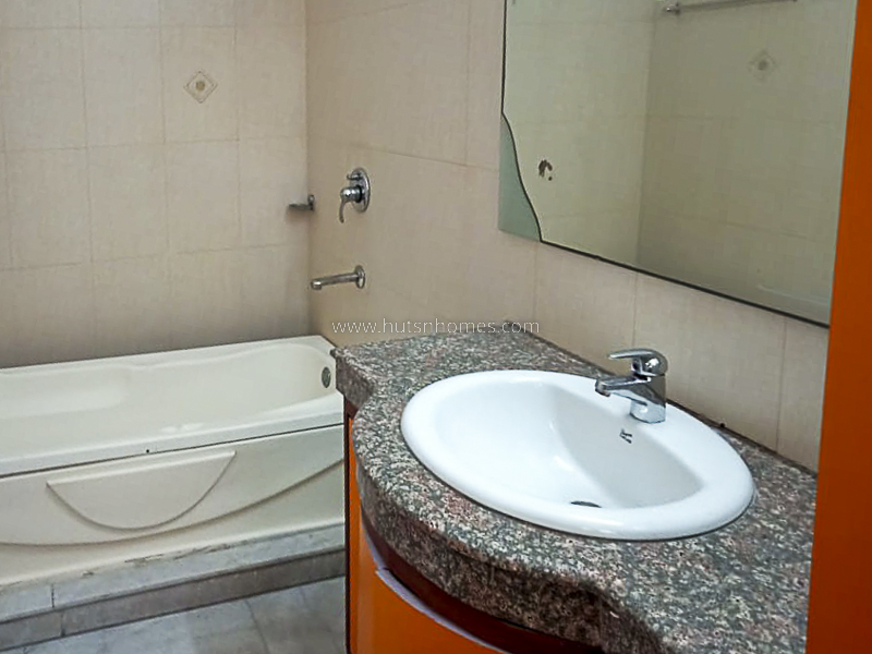 3 BHK Flat For Rent in Defence Colony