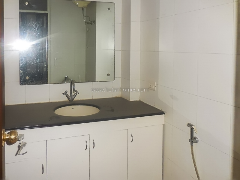 3 BHK Flat For Rent in Defence Colony