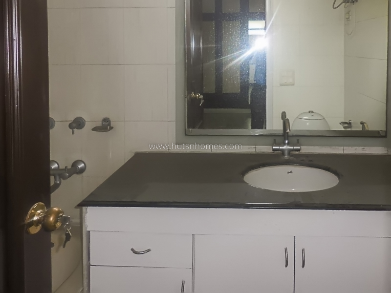 3 BHK Flat For Rent in Defence Colony