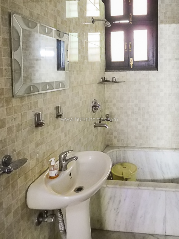 2 BHK Flat For Rent in Defence Colony