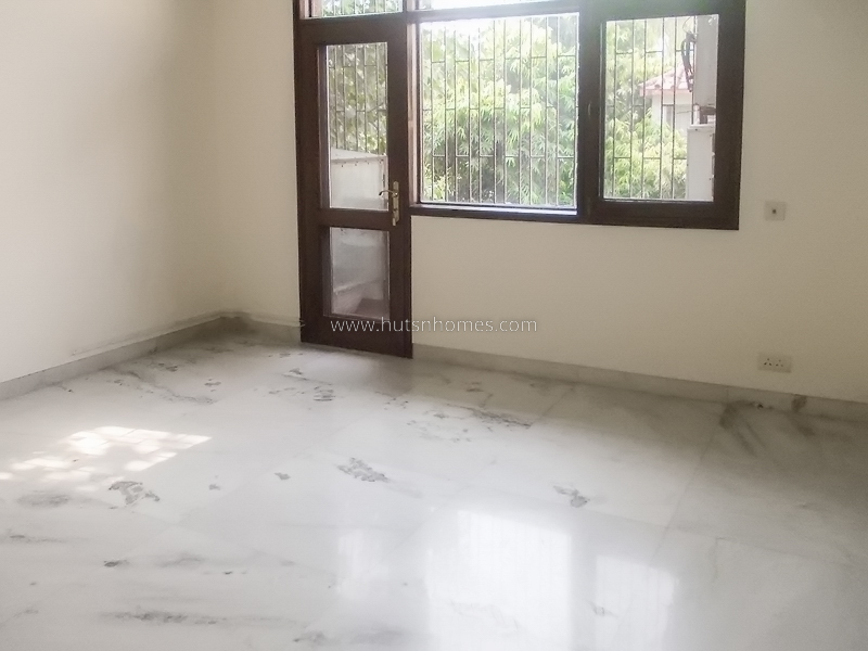 3 BHK Flat For Rent in Defence Colony