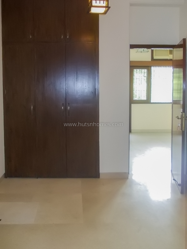 3 BHK Flat For Rent in Defence Colony