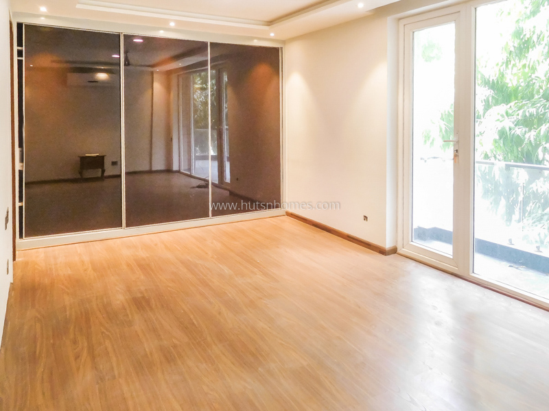 4 BHK Flat For Rent in Friends Colony East