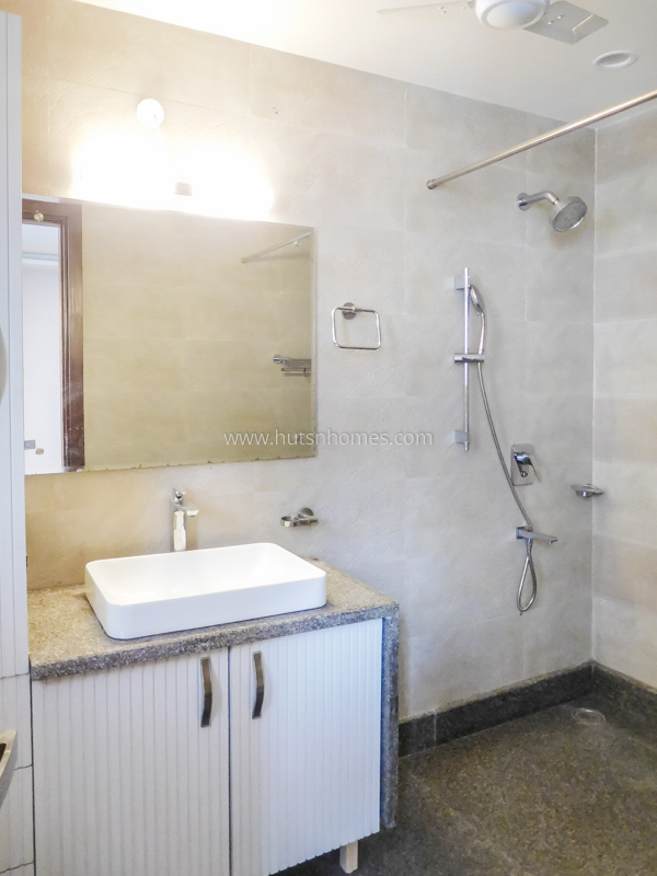 4 BHK Flat For Rent in Friends Colony East