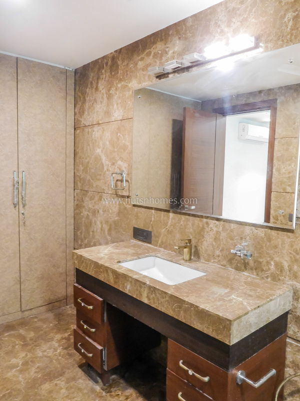 4 BHK Flat For Rent in Friends Colony East