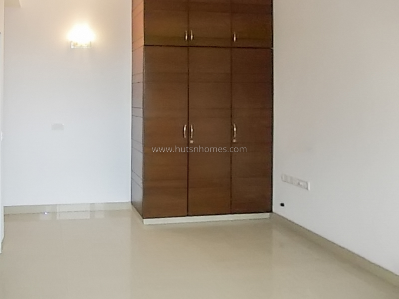 3 BHK Flat For Rent in Defence Colony