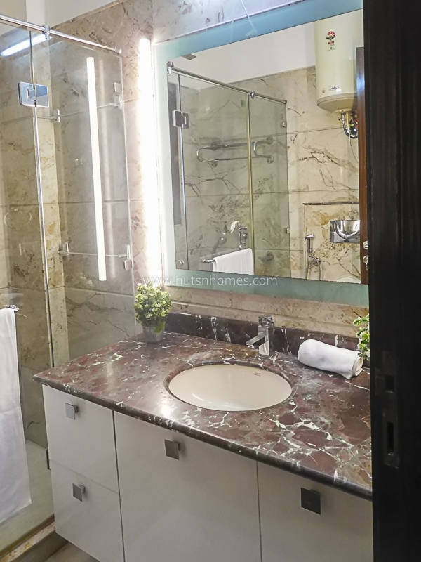 3 BHK Flat For Rent in Defence Colony