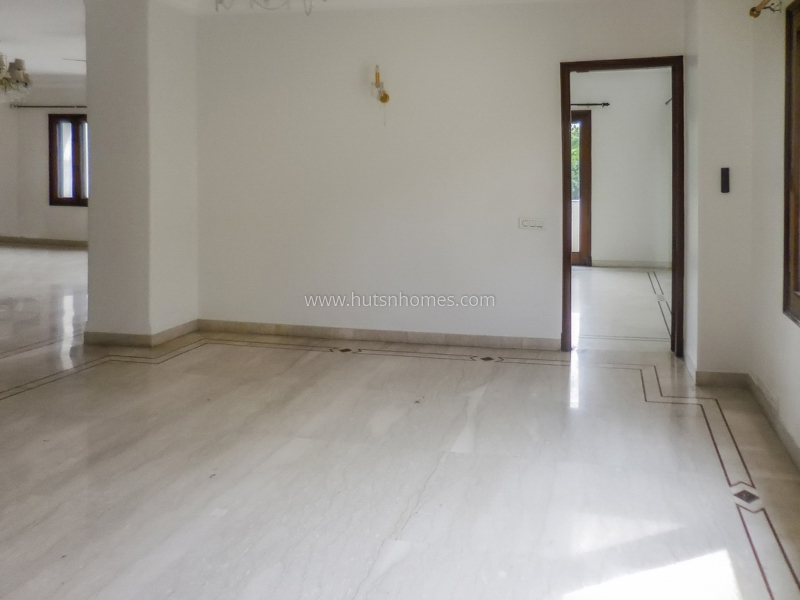 4 BHK Flat For Sale in Sundar Nagar