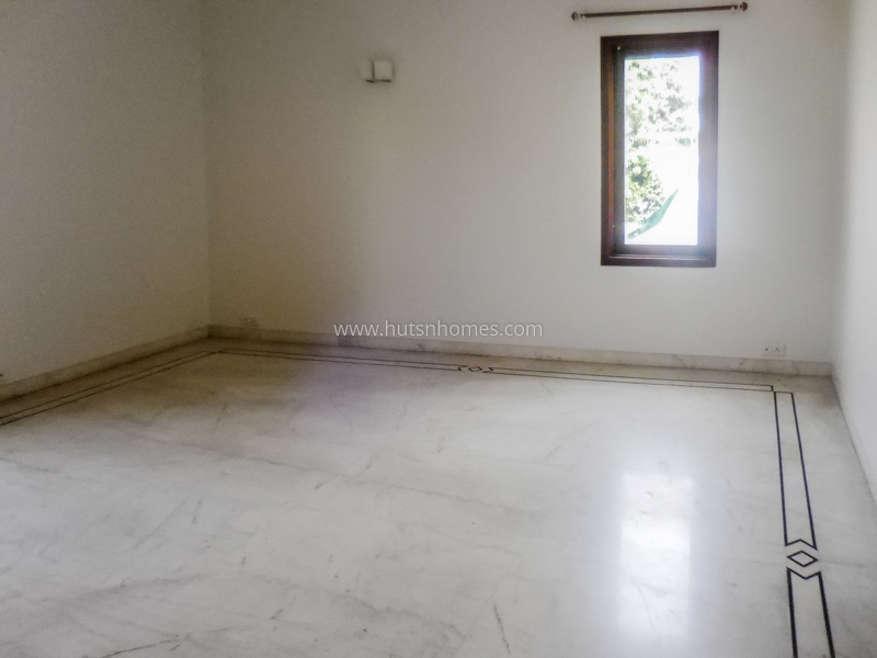4 BHK Flat For Sale in Sundar Nagar