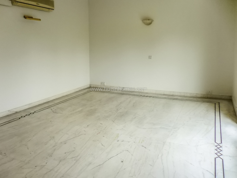 4 BHK Flat For Sale in Sundar Nagar