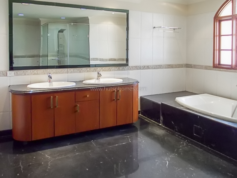 5 BHK Farm House For Rent in Dlf Chattarpur Farms