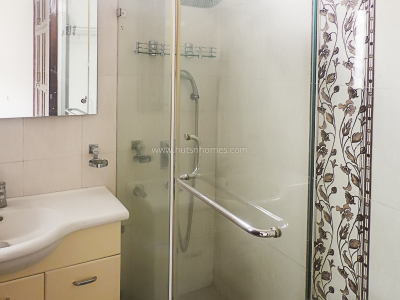 3 BHK Flat For Rent in Defence Colony