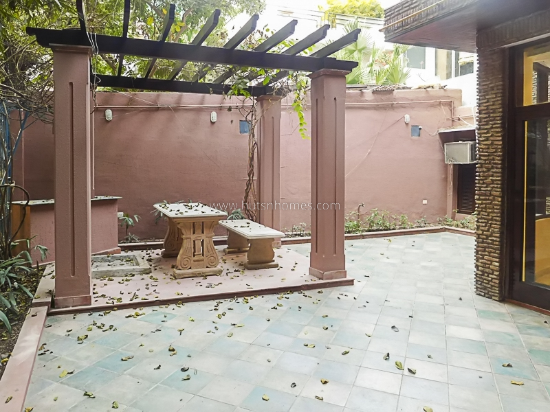 4 BHK House For Rent in West End Colony