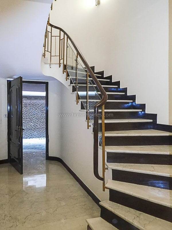 4 BHK House For Rent in West End Colony
