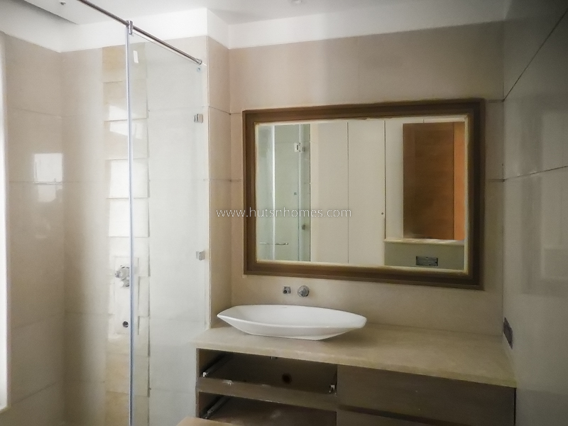 3 BHK Flat For Rent in Defence Colony