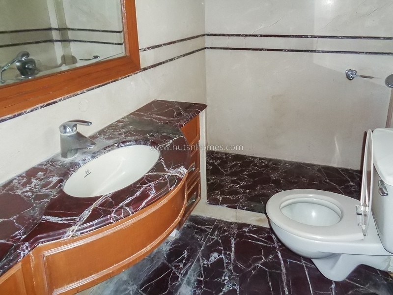 4 BHK Flat For Rent in Vasant Vihar