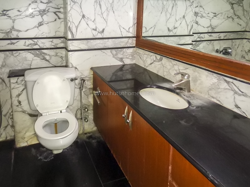 4 BHK Flat For Rent in Vasant Vihar