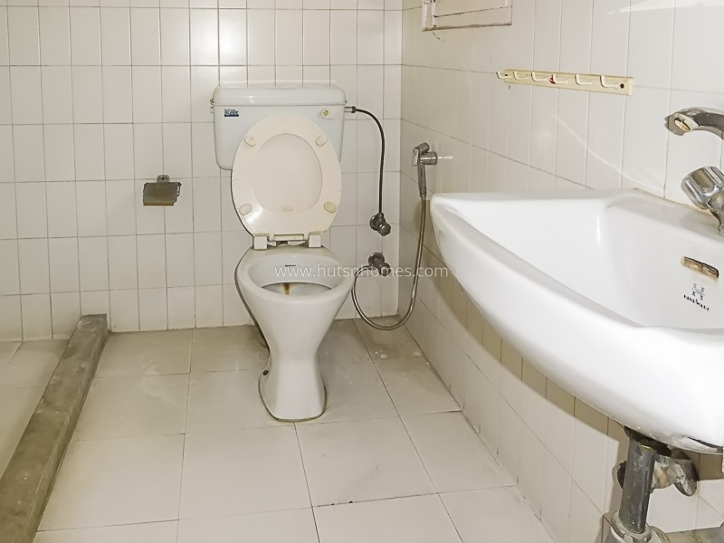 3 BHK Flat For Rent in Defence Colony