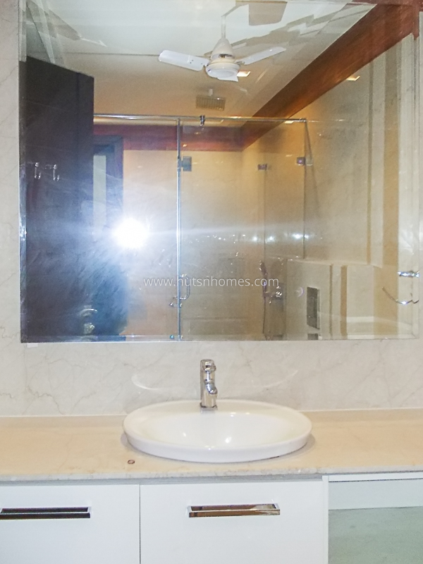 4 BHK Flat For Rent in Safdarjung Enclave