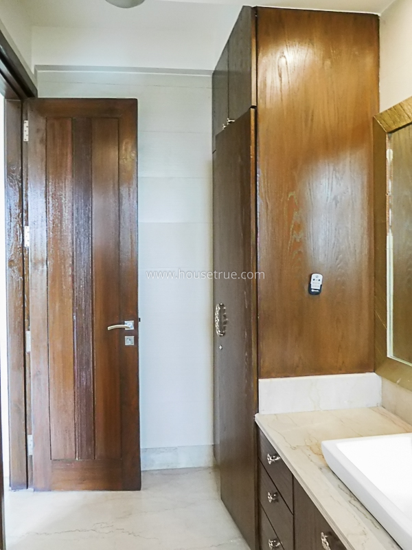 4 BHK Flat For Rent in Friends Colony West