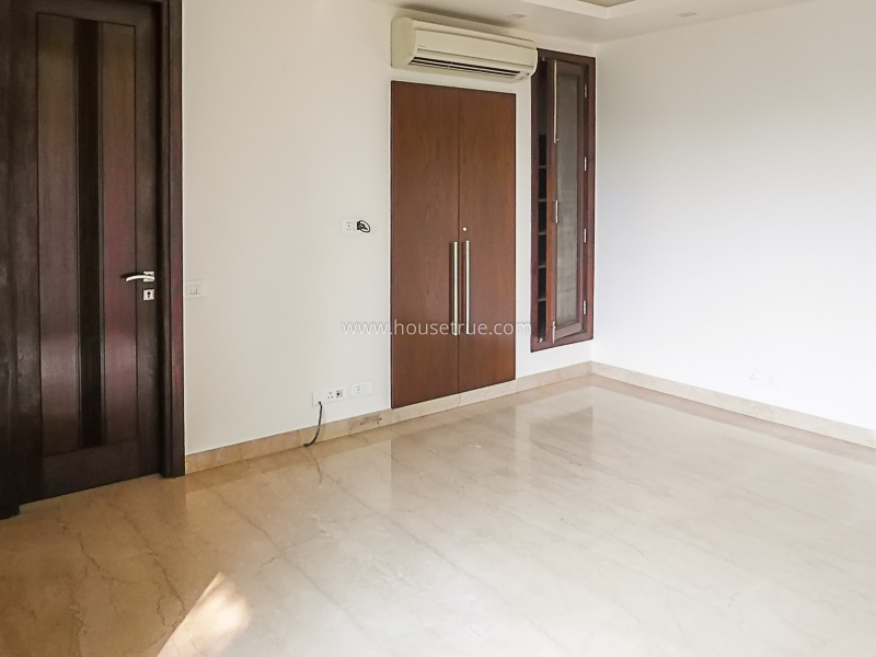 4 BHK Flat For Rent in Friends Colony West