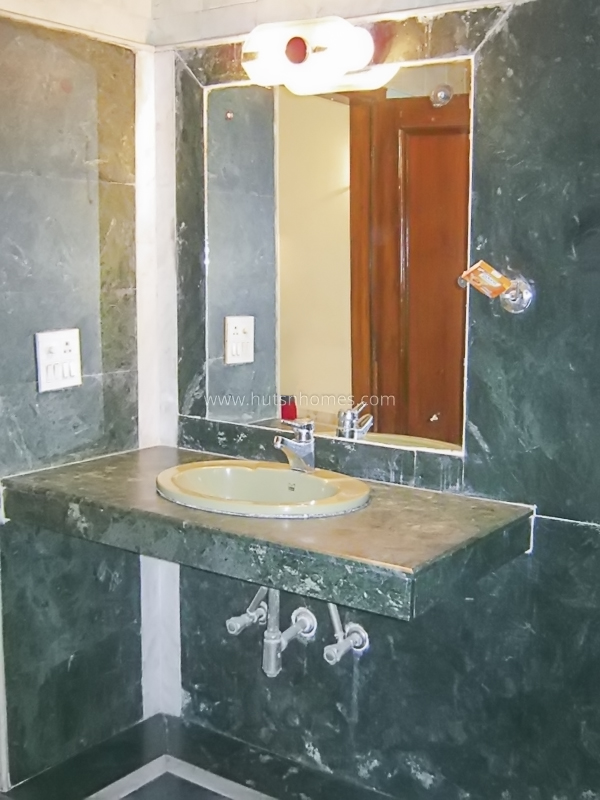 3 BHK Flat For Rent in Defence Colony