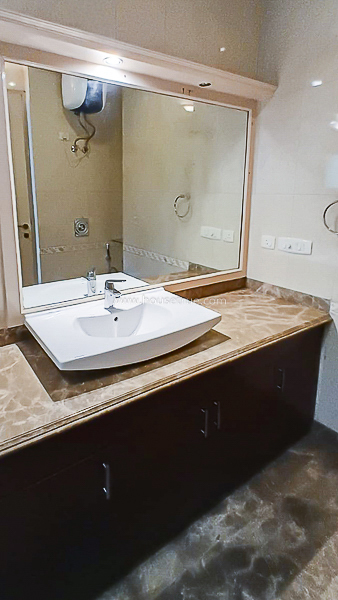 4 BHK Flat For Rent in West End Colony