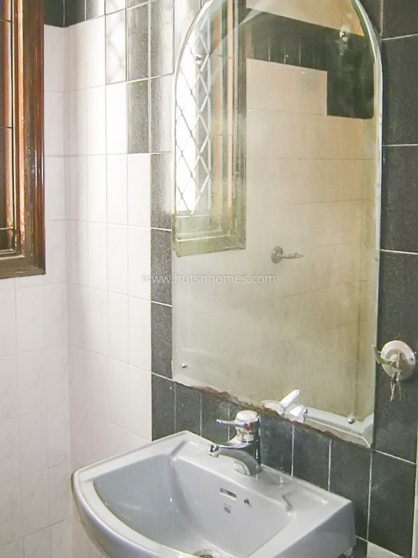 3 BHK Flat For Rent in Defence Colony