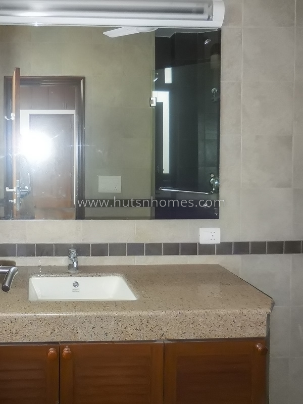 3 BHK Flat For Rent in Defence Colony