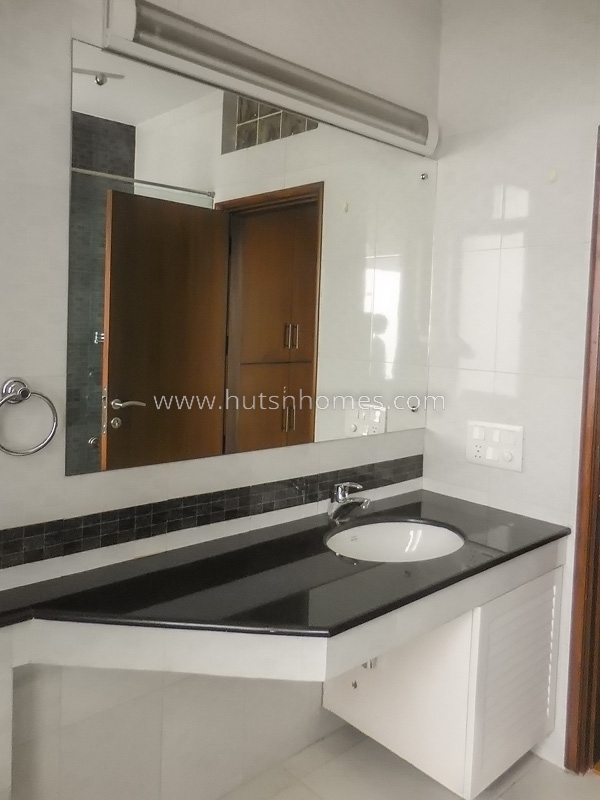 3 BHK Flat For Rent in Defence Colony