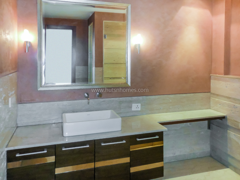 4 BHK Flat For Rent in Safdarjung Development Area