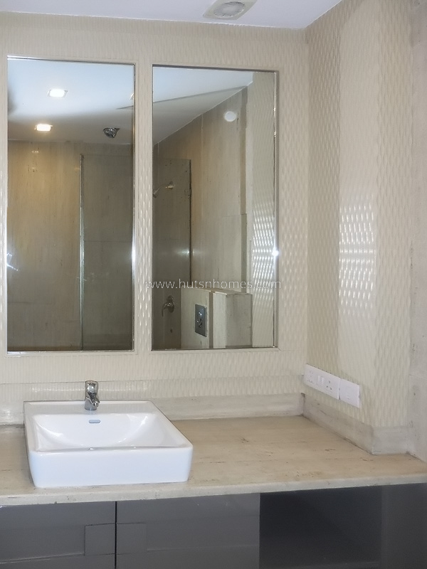 4 BHK Flat For Rent in West End Colony
