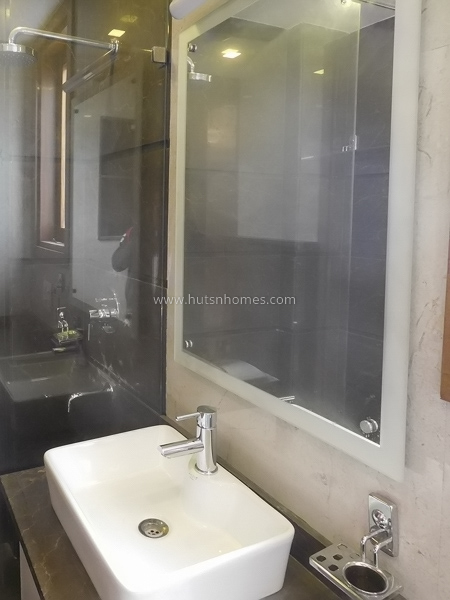 3 BHK Flat For Rent in Nizamuddin East