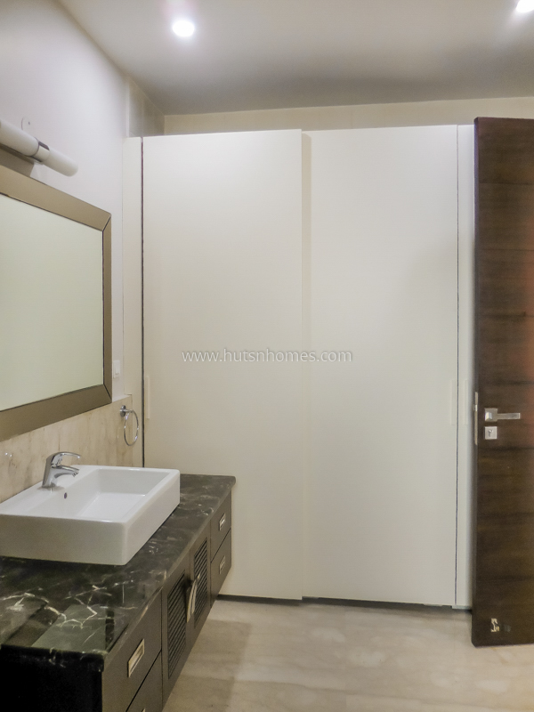 3 BHK Flat For Rent in Defence Colony