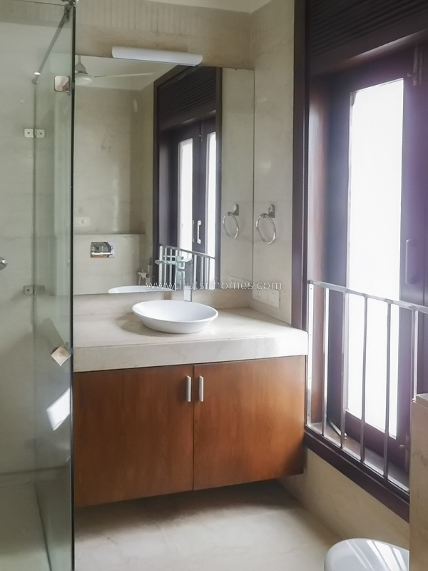 3 BHK Flat For Rent in Defence Colony