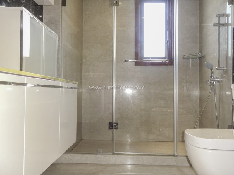 5 BHK Flat For Sale in Maharani Bagh