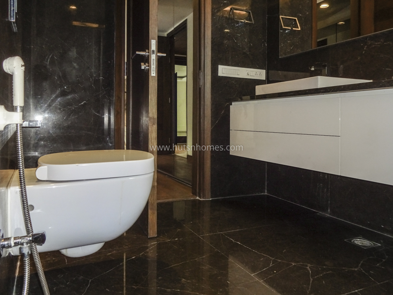 5 BHK Flat For Sale in Maharani Bagh