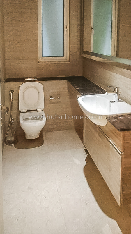 4 BHK Condo For Rent in Golf Course Road