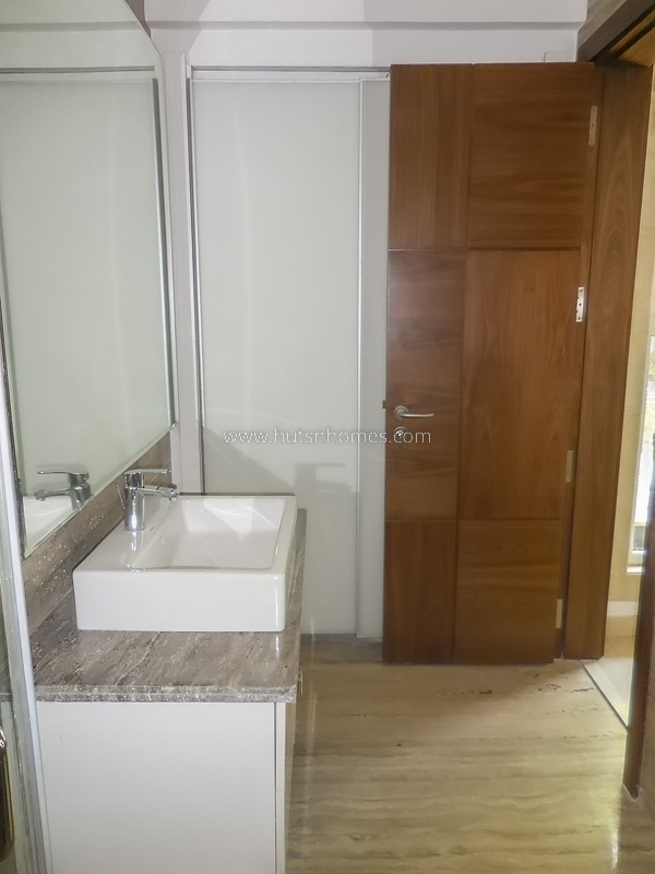 3 BHK Flat For Rent in Defence Colony