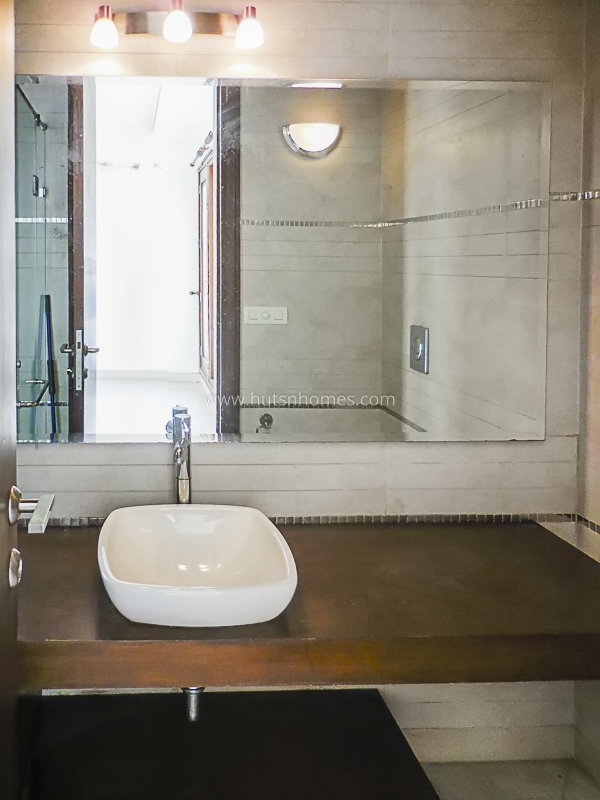 3 BHK Flat For Rent in Defence Colony