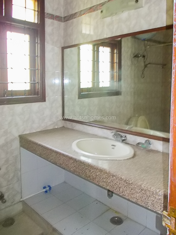 4 BHK Flat For Rent in Defence Colony