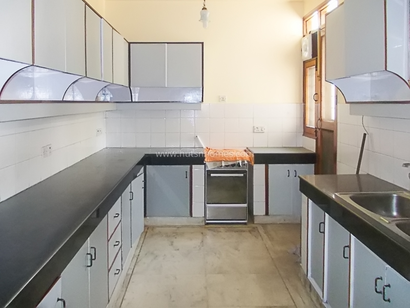 4 BHK Flat For Rent in Defence Colony