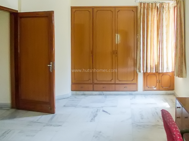 4 BHK Flat For Rent in Defence Colony