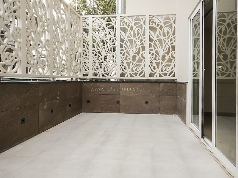 5 BHK Triplex Property For Rent in Vasant Vihar