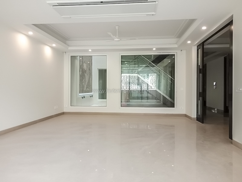 5 BHK Triplex Property For Rent in Vasant Vihar